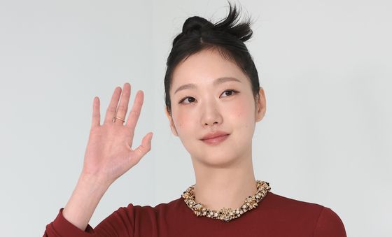 김고은, 올림 머리로 사랑스럽게