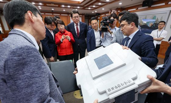 사전투표함 확인하는 국민의힘