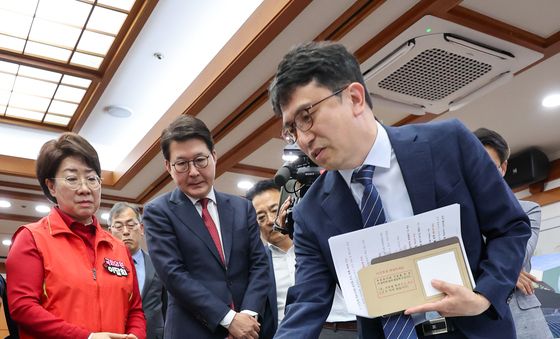 사전투표함 살펴보는 신동욱·이달희 의원
