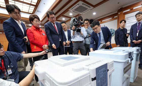 투표함 살펴보는 국민의힘