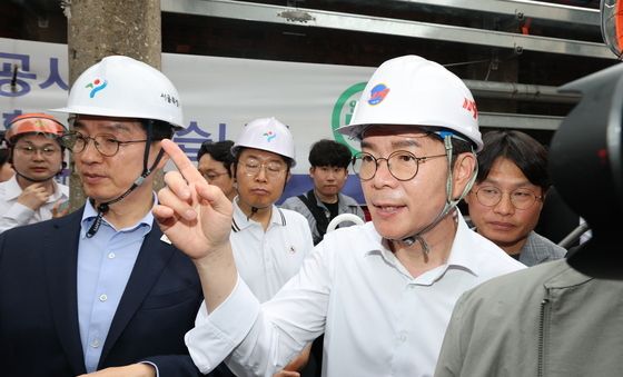 서소문 고가 붕괴 현장 살펴보는 정원오 후보