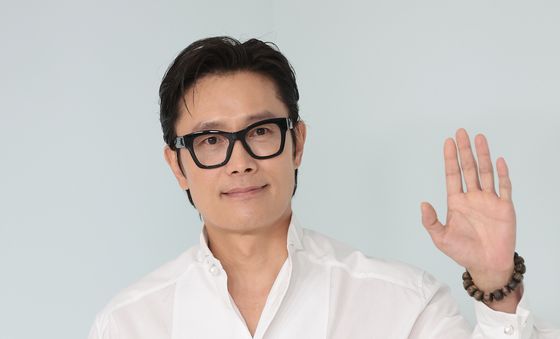 이병헌, 부드러운 손 인사