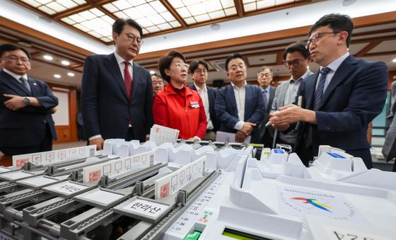 선관위 찾아 투표지 분류기 설명듣는 국민의힘