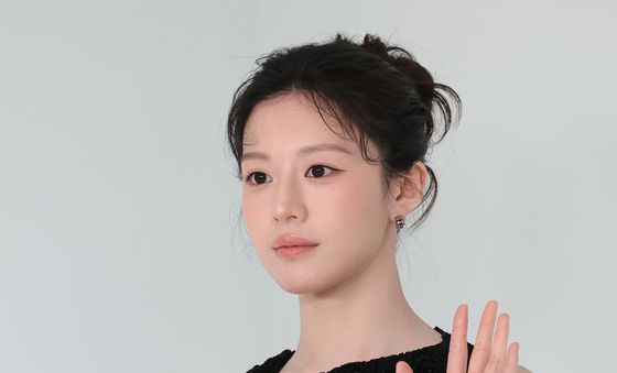 고윤정, 올림 머리로 드러낸 인형 미모