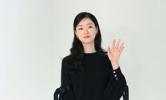 전여빈, 빛나는 손 인사