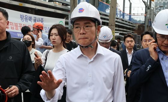 선거유세 중단하고 서소문 고가 붕괴 현장 찾은 정원오