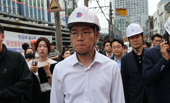 굳은 표정으로 서소문 고가 붕괴 현장 살피는 정원오