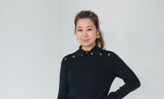 포즈 취하는 매기강 감독