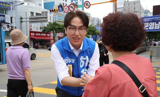 부산 북구 주민에게 지지 호소하는 하정우 후보