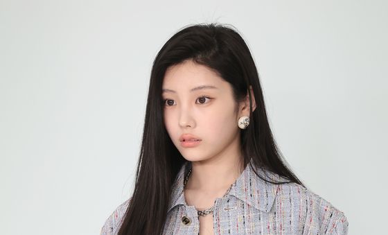 아일릿 원희, 시크한 눈빛