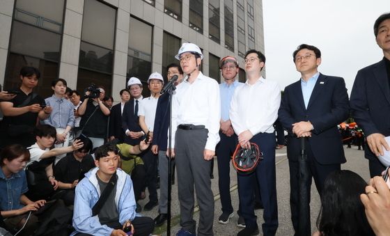 취재진 앞에서 서소문 고가 붕괴 관련 입장 밝히는 정원오