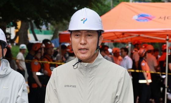 서소문 고가 붕괴 사고 현장 찾은 오세훈 후보