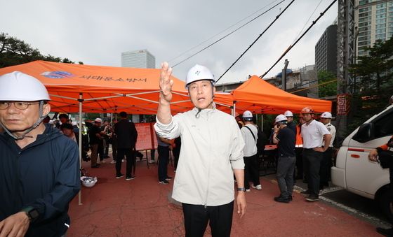 서소문고가차도 붕괴사고 현장 찾은 오세훈 후보