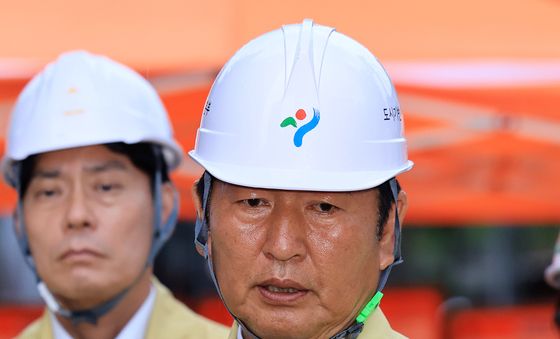 취재진과 인터뷰하는 정청래 대표
