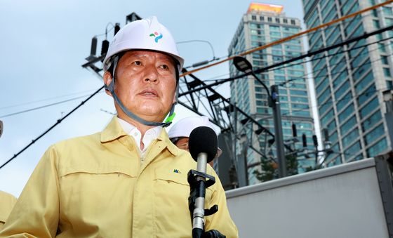 취재진 질문에 답하는 정청래 대표