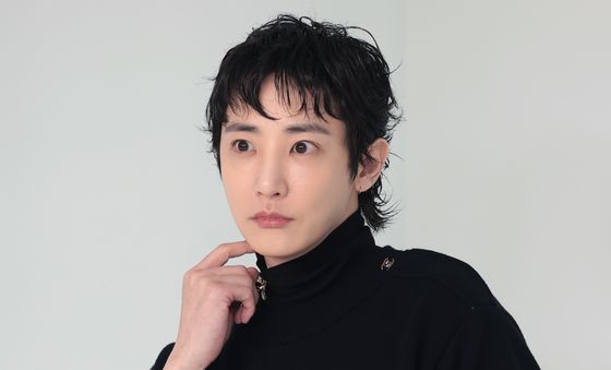 이수혁, 자체발광