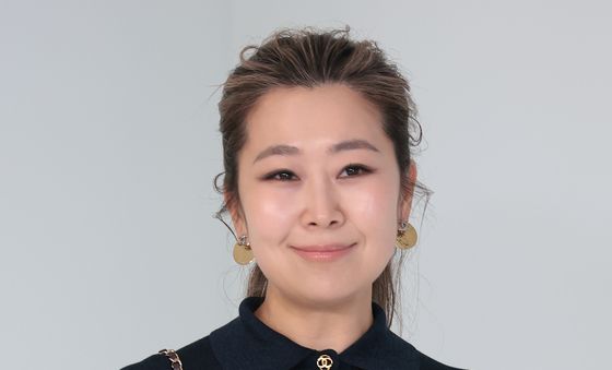 포즈 취하는 매기강 감독