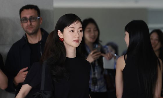 전여빈, 섹시미 흩날리며