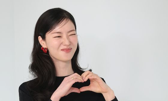 전여빈, 애교 하트