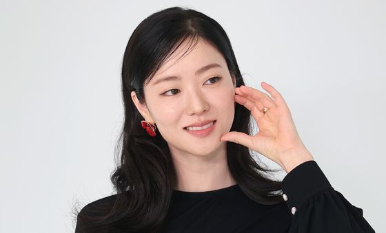 전여빈, 사랑스러운 볼 하트