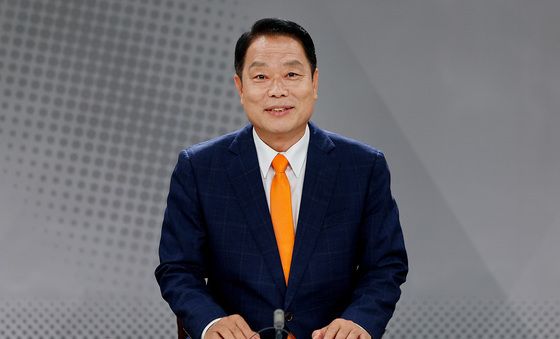 발언하는 이수찬 후보