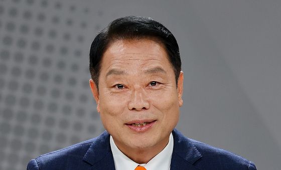 발언하는 이수찬 후보