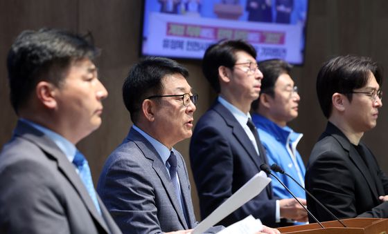 더불어민주당, 유정복 후보 사퇴 촉구 기자회견