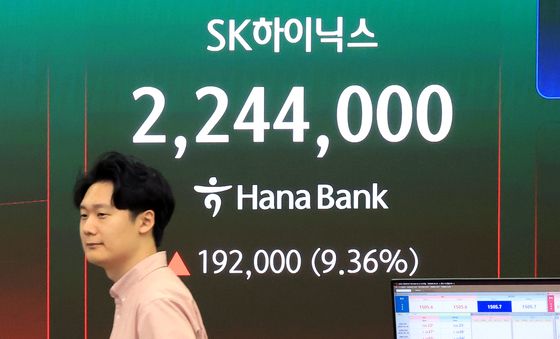 SK 하이닉스 시총 1조 달라 클럽 진입···삼성전자 이어 2번째