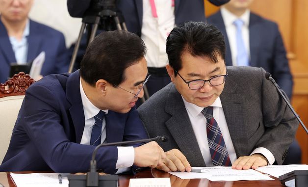 대화 나누는 박홍근 장관·이한주 이사장
