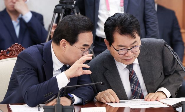 대화 나누는 박홍근 장관·이한주 이사장