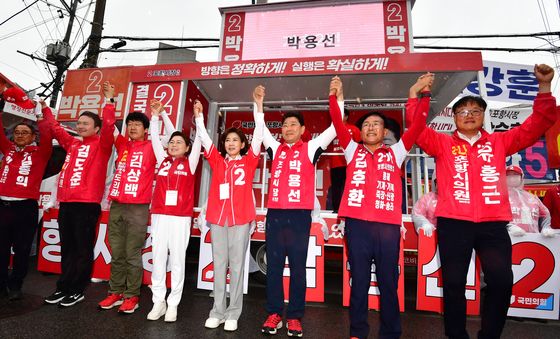 나경원, 국민의힘 포항 북구 후보들과 함께