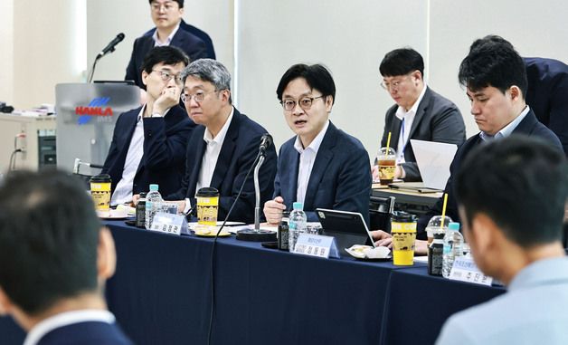 조선기자재 및 중소조선 업계 간담회 주재하는 김정관 장관