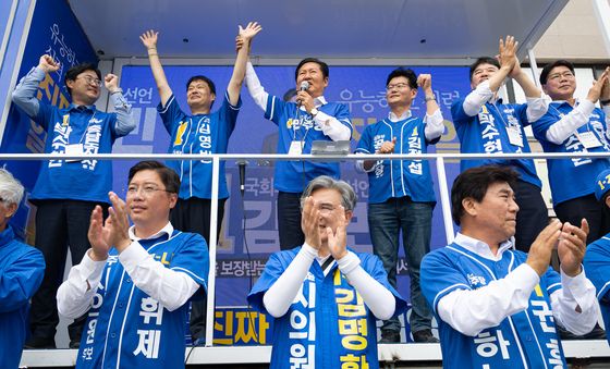 충남 공주 찾아 지지 호소하는 정청래 대표