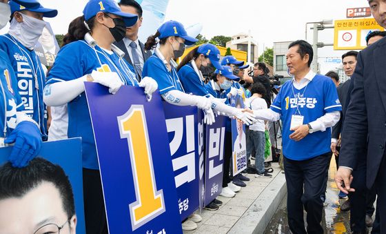 선거운동원들과 인사 나누는 정청래 대표