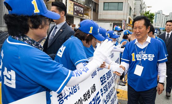 선거운동원 격려하는 정청래 대표