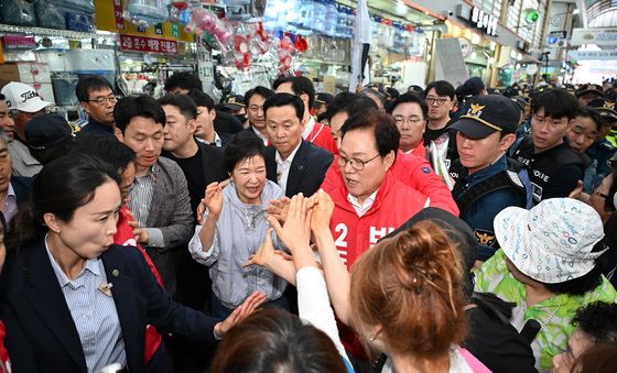 진주중앙시장 찾은 박근혜 전 대통령