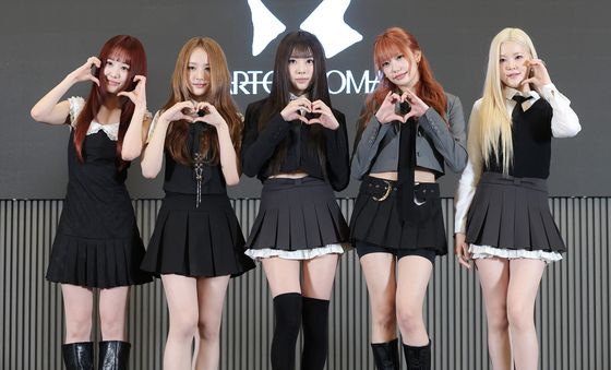 하트오브우먼, 데뷔날 하트와 함께