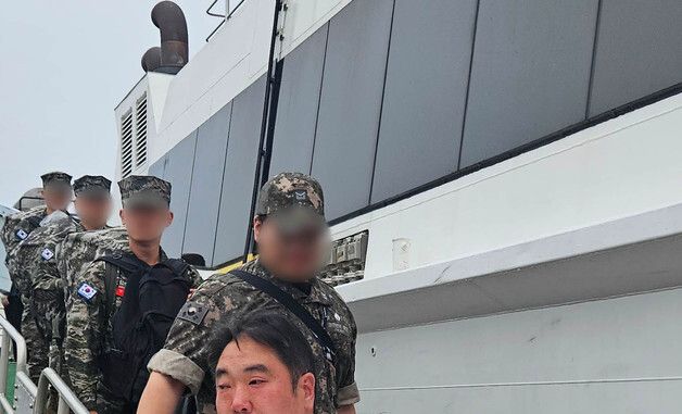 6·3지방선거 투표함 나르는 인천선관위 관계자