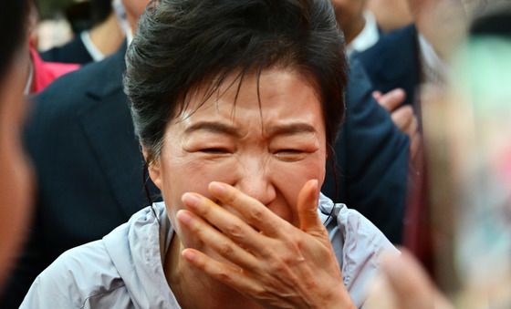 시민과 악수한 뒤 고통스러운 표정 짓는 박 전 대통령