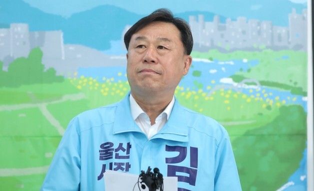 기자회견 중 눈물 참는 진보당 김종훈