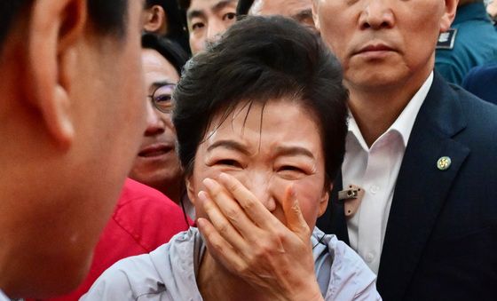 고통스러운 표정 짓는 박근혜 전 대통령