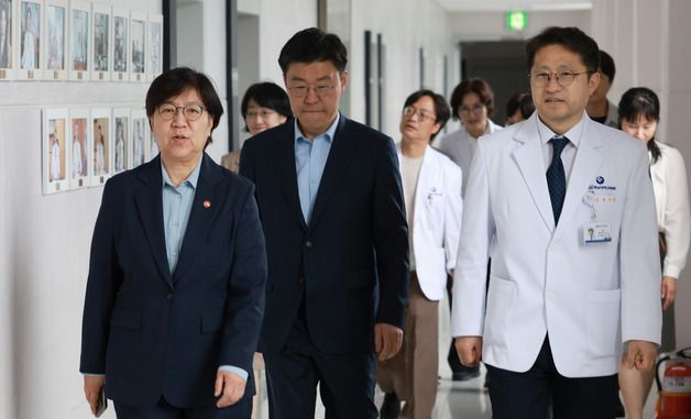호스피스 병동 방문하는 정은경 장관