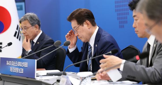 자료 보는 이재명 대통령