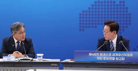 허민 국가유산청장과 대화하는 이재명 대통령