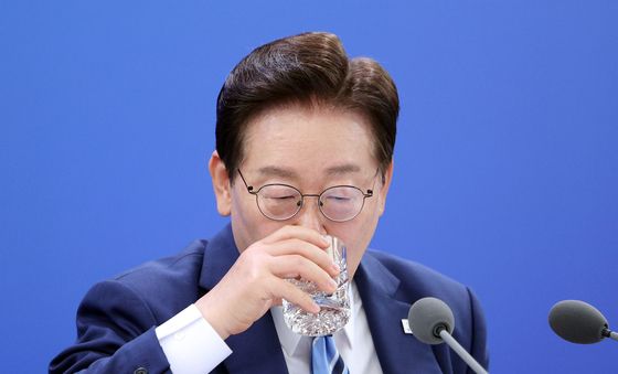 목 축이는 이재명 대통령