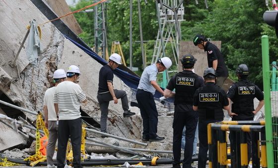 서소문 고가차도 붕괴 사고현장 살펴보는 과학수사대