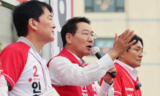 강화 유권자에게 지지호소하는 유정복 후보
