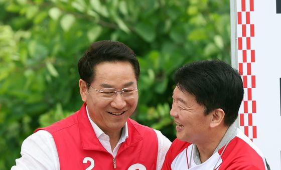 안철수 의원과 인사 나누는 유정복 후보