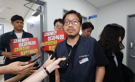 취재진 질문에 답하는 서승욱 카카오지회 지회장