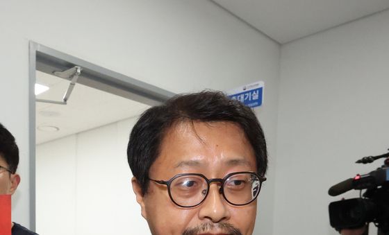 2차 조정회의장 들어가는 서승욱 지회장